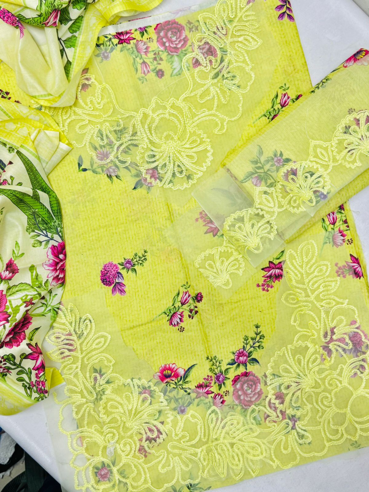 IZNIK 3pc Summer Eid Collection  Code:PE001